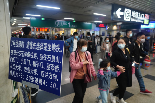 晚归的人，地铁在等你！北京多条地铁延时运行带来“家的温暖”