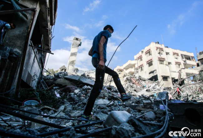 央视网消息：当地时间2021年5月18日，加沙地区，巴以冲突持续，加沙地带持续遭遇空袭，许多民居受到战火牵连，街道满目疮痍。以色列空袭造成的巴勒斯坦死亡人数已超过210人。人民视觉