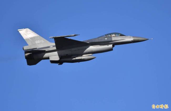 台媒：台空军4架F-16A战机抹掉涂装，凌晨密飞美国