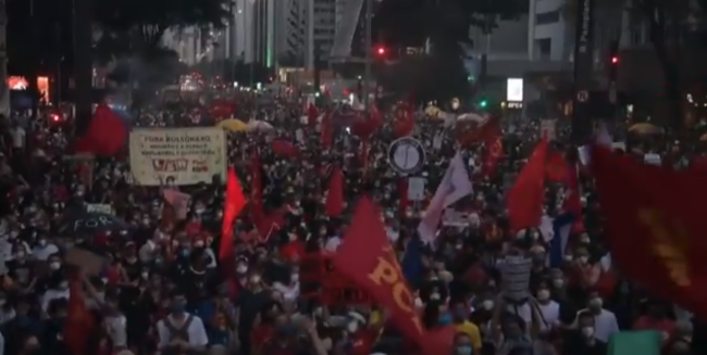 巴西200城爆发大规模示威游行