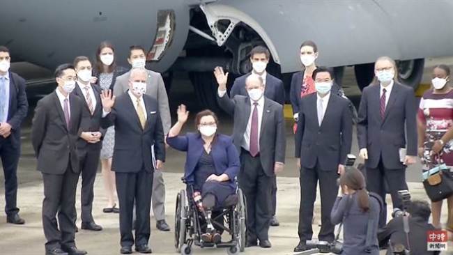 美议员乘军用运输机窜访台湾，宣布赠台75万剂疫苗
