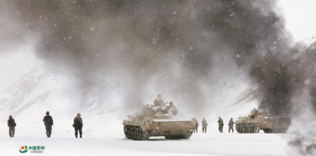 5月下旬，高原群山依然白雪皑皑。新疆军区某团组织官兵开展实战化训练，面对复杂环境挑战人装极限，提升遂行任务能力。 <br>　　大雪刚过，铁甲轰鸣。记者看到，正在训练的坦克分队高速行进在某山谷。团领导介绍说，平时训练中掌握装备极限性能，有助于在战场上赢得制胜先机。为此，该团利用驻训地山形地貌特点，组织开展短距离极限时速冲车、极限爬坡等训练内容，并邀请厂家技术专家现场指导，探索发挥装备最大效能。 <br>　　几十公里外，该团侦察连一场跨昼夜极限训练也在激烈进行。官兵们要在规定时间内完成崖壁攀登、按图行进、快速索降等多个课目。侦察连连长尹露告诉记者，从山谷行军至冰川地带，一路上官兵体能和技能遭遇重重考验。在高寒缺氧环境下开展这样的极限训练，有效砥砺了官兵打赢本领。