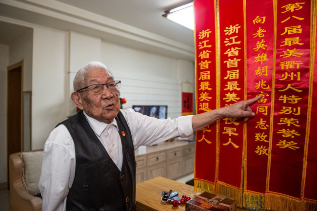 5月18日，胡兆富介绍自己近年来获得的荣誉称号。