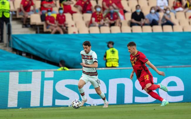 中华晚报 | 外交部驳斥乌克兰撤出反华共同发言系中方施压、《苹果日报》主笔被捕时正准备飞往英国……