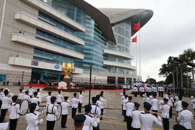 港府七一升旗仪式上，护旗方队首次以中式步操进场