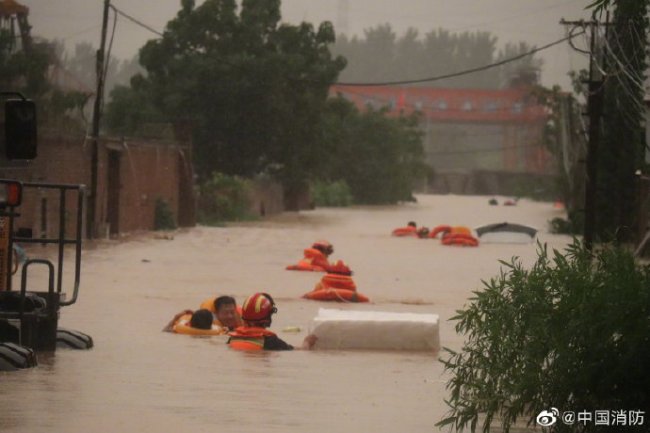 郑州消防员用救生圈转移71名被困人员