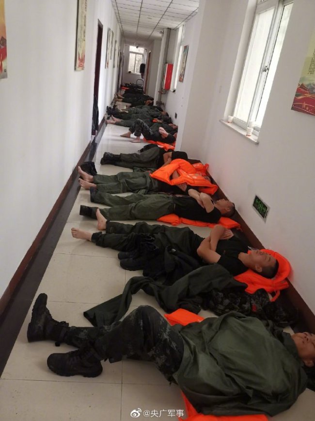 抗洪一线！武警官兵连夜奋战后席地而睡