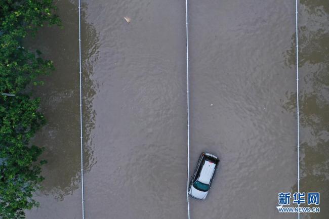 河南新乡：暴雨致市区内涝严重 交通基本瘫痪