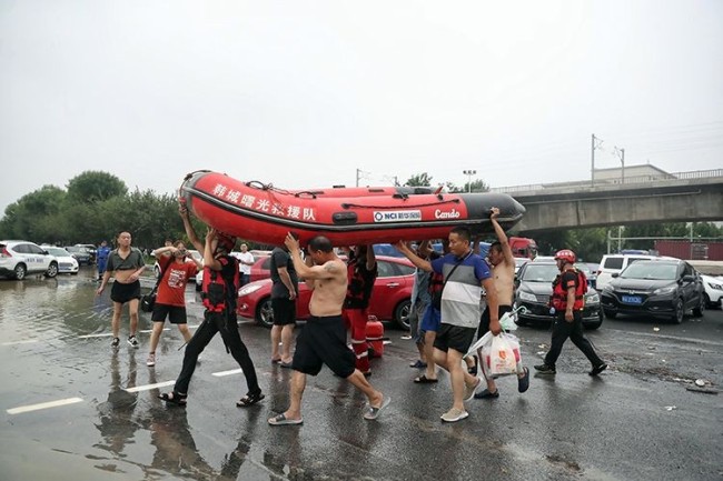 7月21日，郑州，韩城曙光救援队准备前往积水区转移群众。