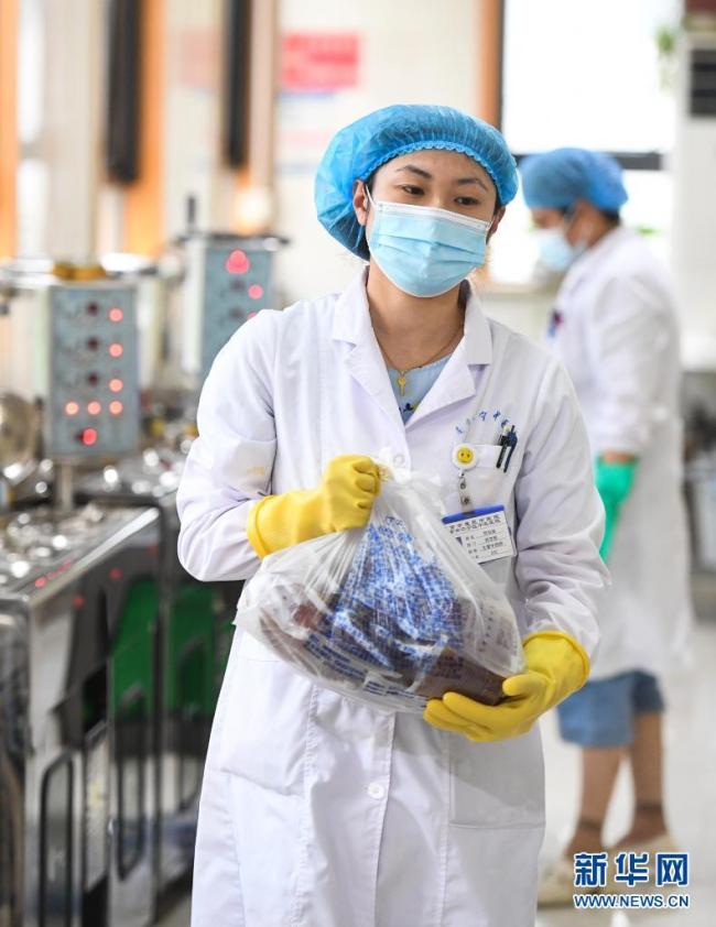 南京：中药汤剂助力抗疫