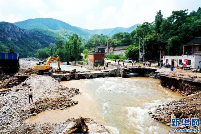 河南淇县：抢修水毁路段