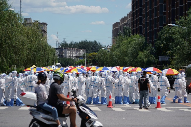 北京感染者所在小区居民测核酸