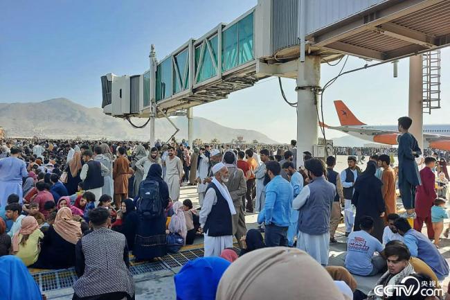 阿富汗民众涌入喀布尔机场逃离