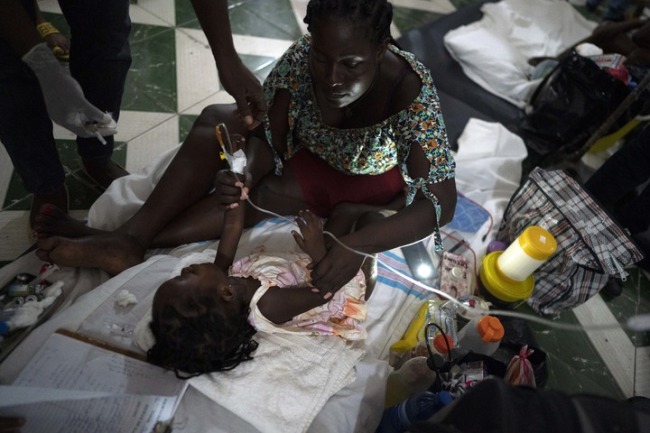 海地震区直击：医院挤满患者 民众露天而眠