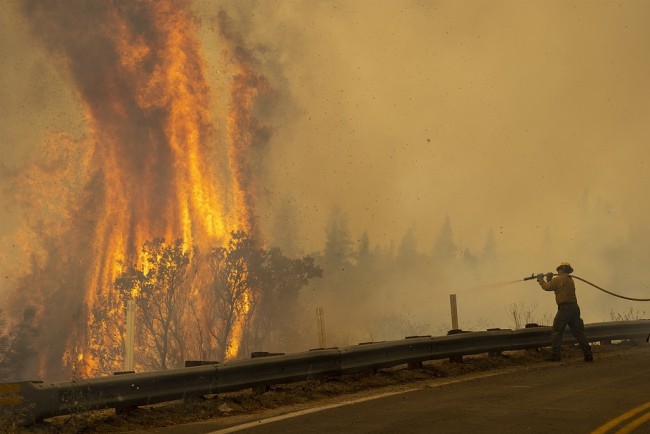 美国加州森林大火持续燃烧 已烧毁近1.5万英亩土地