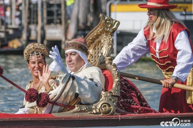 意大利威尼斯举办传统赛船节