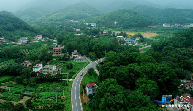 【“飞阅”中国】走进乡村看小康|条条公路串起美丽乡村