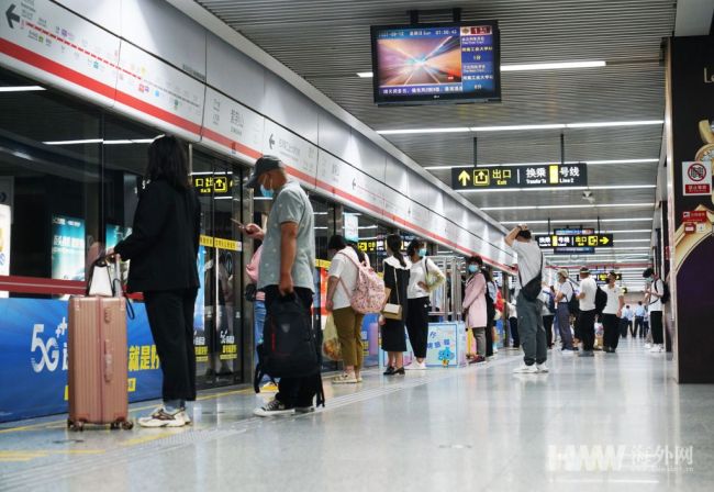 郑州地铁首批3条线路恢复载客运营 乘客有序进站乘车
