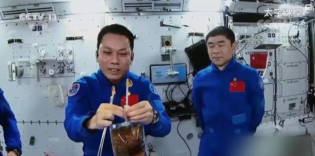 汤洪波在“球景房”vlog中直呼“很激动” 三名航天员给大家送礼物了……请查收