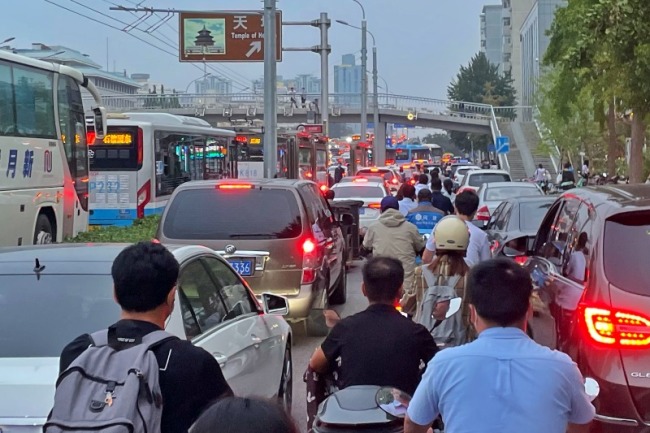 北京晚高峰拥堵指数突破年度极值 市民对自己提出灵魂一问！