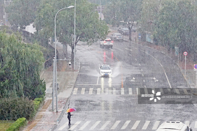 大连遭遇强风雨