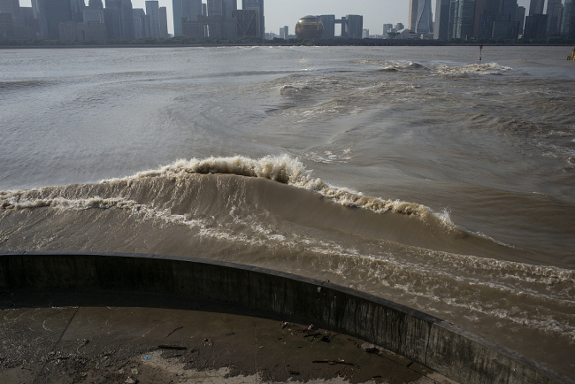 八月十八观大潮 钱塘江潮水汹涌壮观