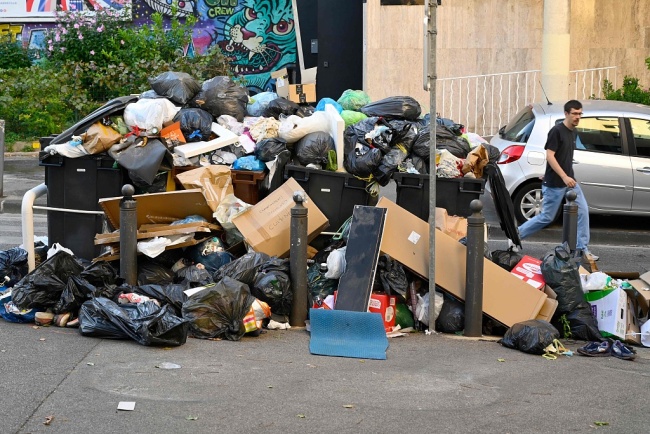 法国马赛清洁工集体罢工 街头垃圾堆积成山