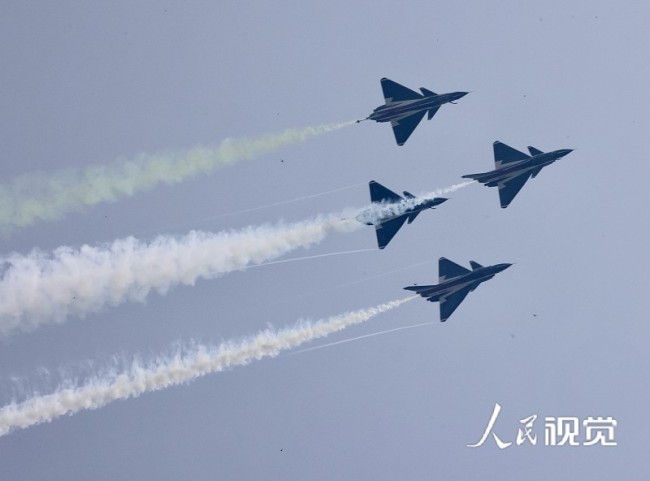 2021珠海航展：烈士纪念日 中国空军八一飞行表演队拉白烟缅怀先烈编辑图片素材-ID:1351372041