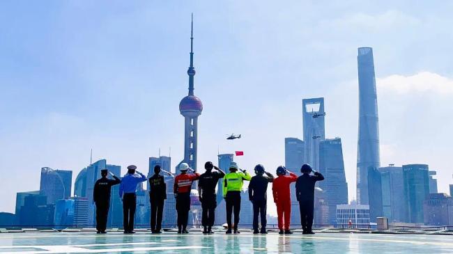 上海公安警用直升机国庆节挂国旗巡飞黄浦江