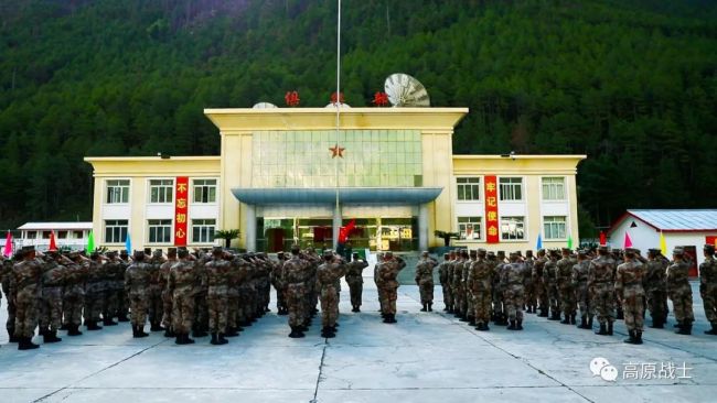 看！五星红旗在雪域高原冉冉升起