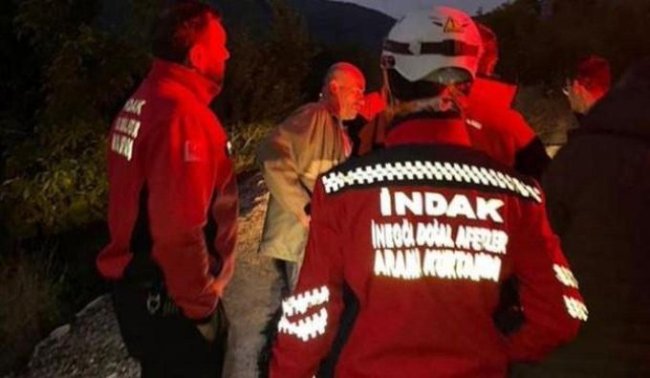 土耳其男子帮搜救队找人途中发现搜救对象竟是自己