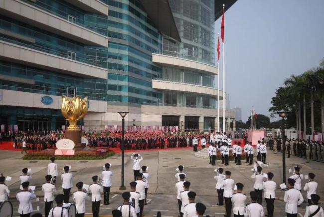 香港现30米巨型五星红旗，大街小巷披上了“中国红”