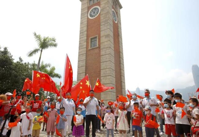 香港现30米巨型五星红旗，大街小巷披上了“中国红”