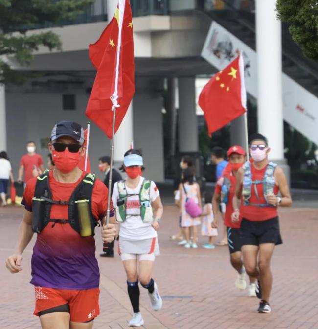 香港现30米巨型五星红旗，大街小巷披上了“中国红”