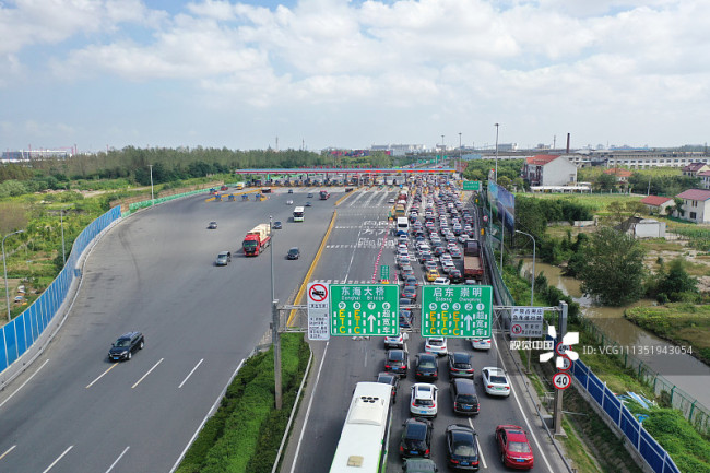 国庆返程客流提前 上海绕城高速出现车流长龙编辑图片素材-ID:1351943054
