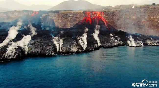 西班牙火山喷发岩浆入海 形成新的海岸线