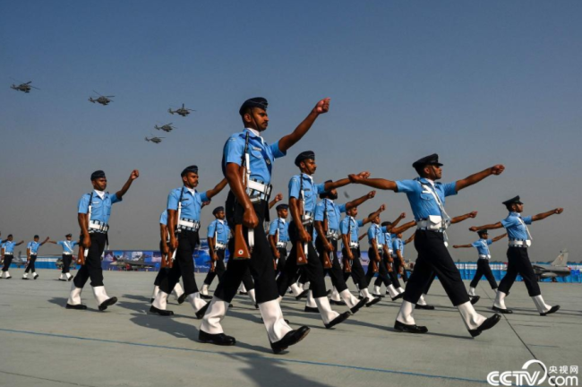 当地时间2021年10月8日，印度加济阿巴德，当地空军基地举行阅兵仪式。当日，印度空军举行成立89周年庆祝活动。 人民视觉