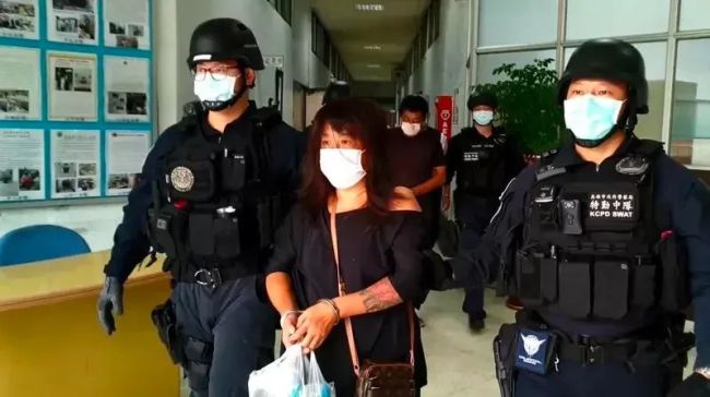 黄姓女子（中）被警方带回。图源：联合新闻网