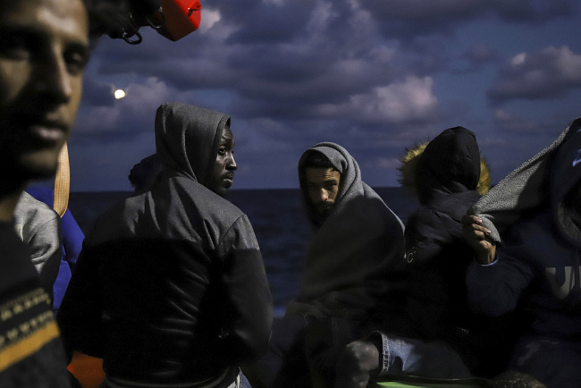 意大利海岸警卫队营救马耳他海域412名遇险难民