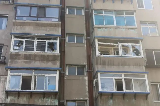 距爆炸地约300米的宜春小区南区居民楼玻璃窗受损。新京报记者 李冰洁 摄