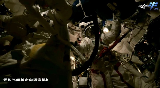 王亚平舱外服有国旗上星星的颜色！中国女性太空行走第一步！