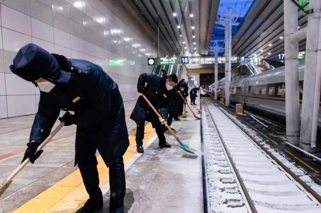 铁路部门开展除雪作业，车站启动电热道岔融雪