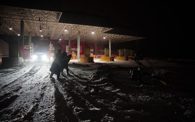 实探京郊延庆初雪：工作人员连夜执勤 西拨子收费站有车辆抛锚