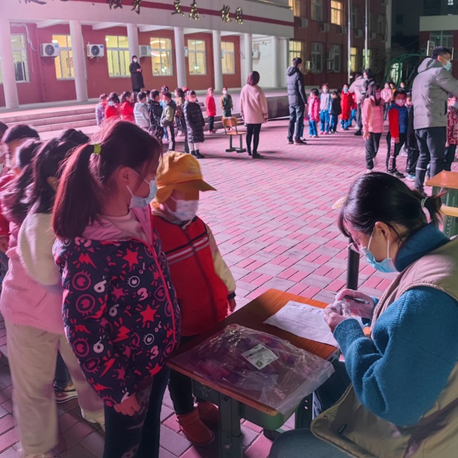 北京新增1例本土确诊 涉疫小区连夜核酸采样4500人