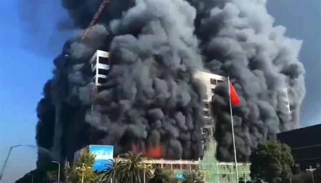 浙江绍兴一公司建筑工地起火，整栋楼被浓烟吞噬