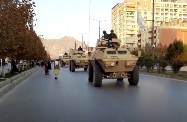 塔利班再度阅兵 展示缴获的美制武器装备