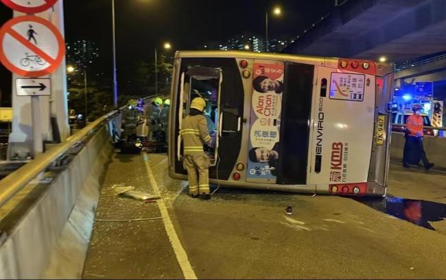 香港一巴士发生侧翻致1死10伤