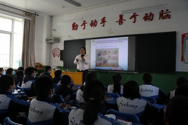 28套学生校服挂满班主任家！“亲妈式关爱”没错了