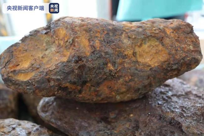 深圳海关查获近半吨陨石