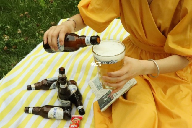百威广告含饮酒动作被罚25万 出现女博主饮酒照片